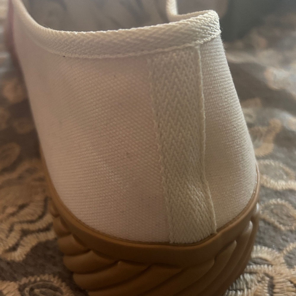 Gucci White Sneakers with Red and Blue Accents. Accepting all offers! - Picture 7 of 11